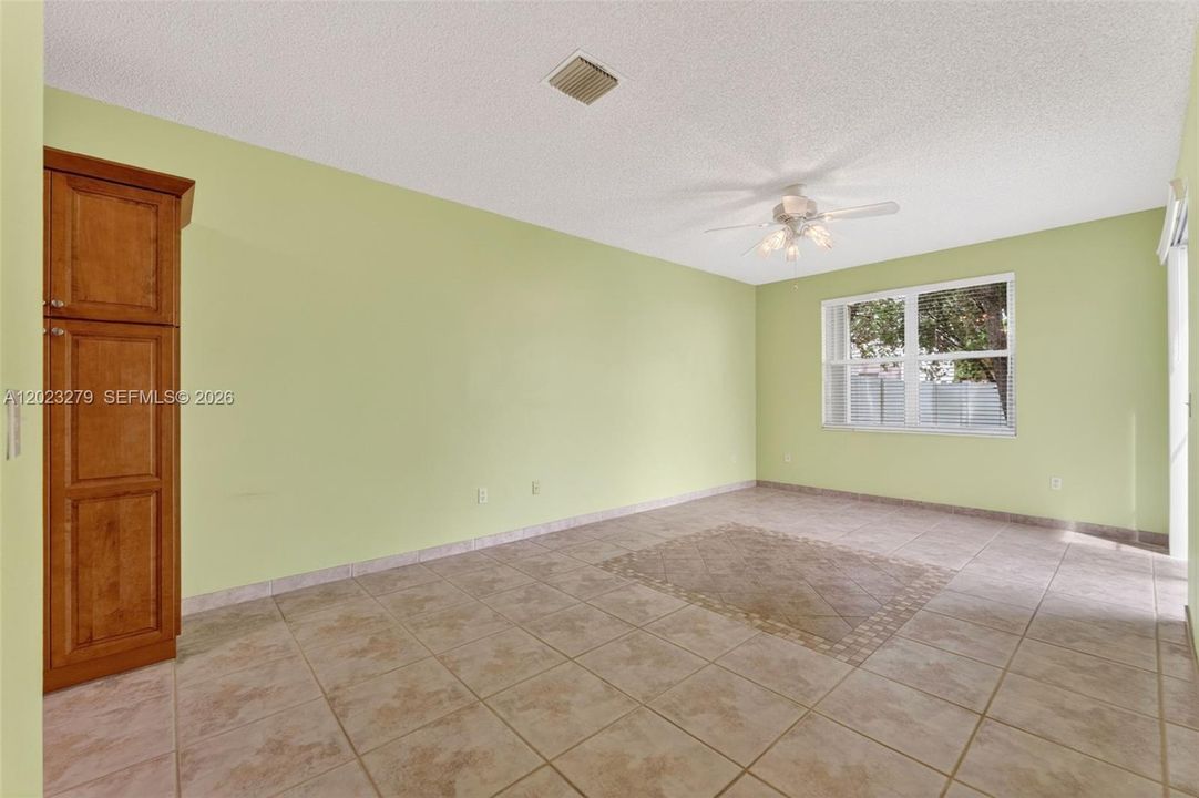 Activo con contrato: $635,000 (3 camas, 2 baños, 2062 Pies cuadrados)