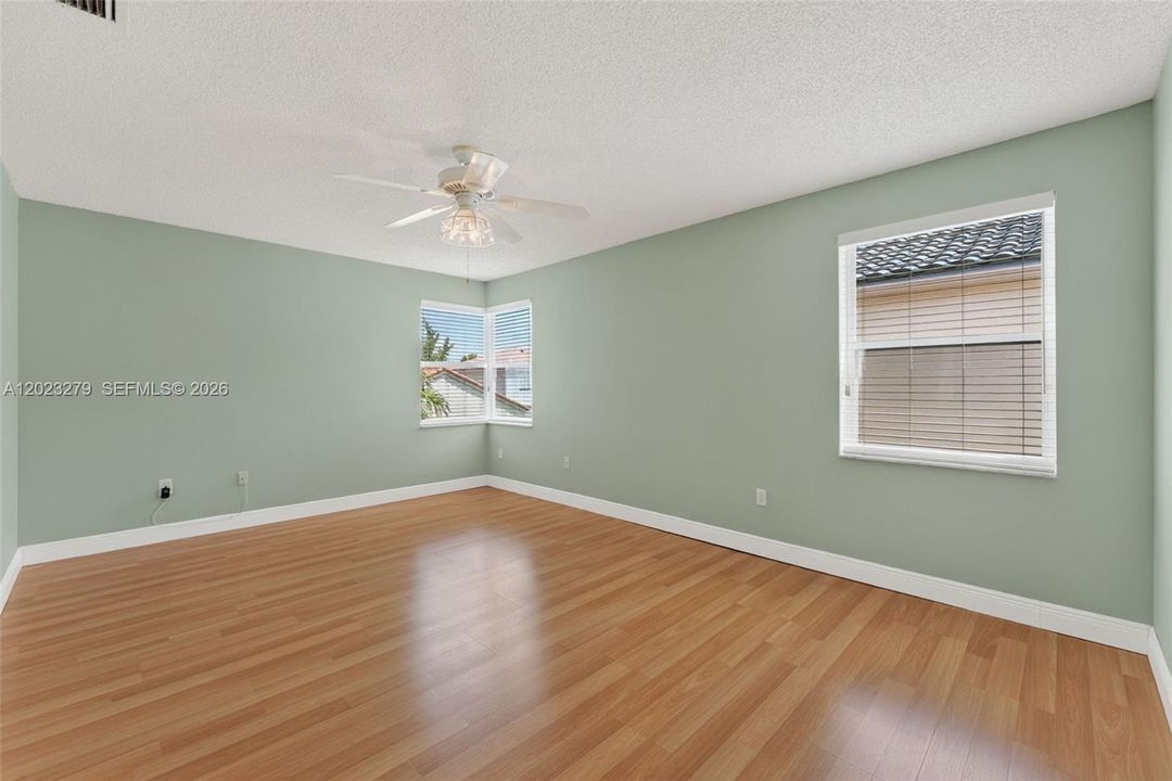 Activo con contrato: $635,000 (3 camas, 2 baños, 2062 Pies cuadrados)
