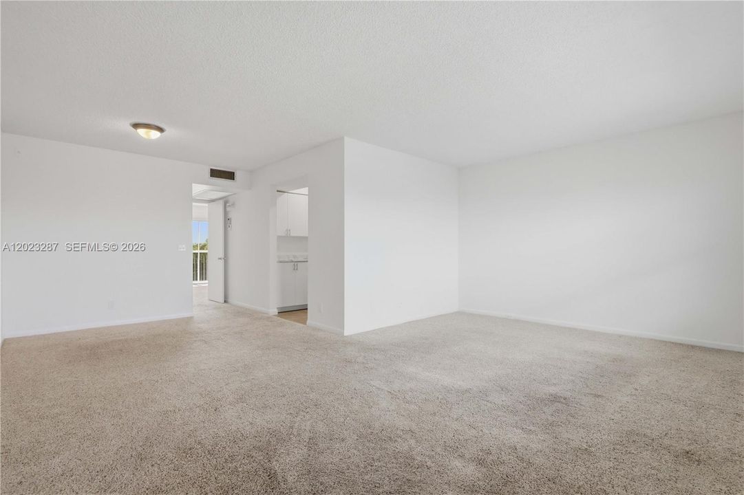 For Rent: $1,650 (1 beds, 1 baths, 811 Square Feet)
