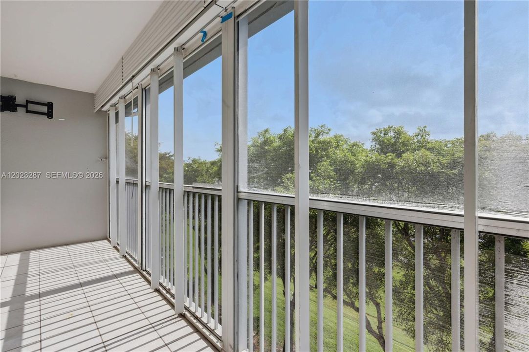 For Rent: $1,650 (1 beds, 1 baths, 811 Square Feet)