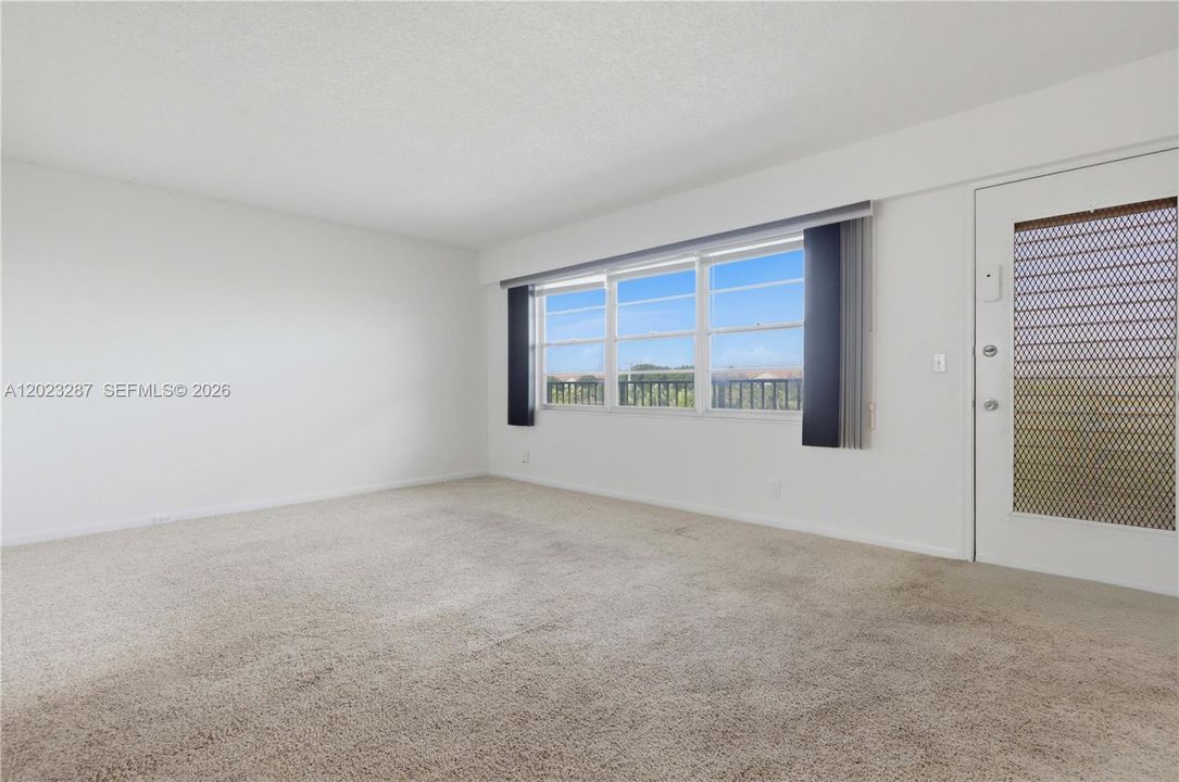 For Rent: $1,650 (1 beds, 1 baths, 811 Square Feet)