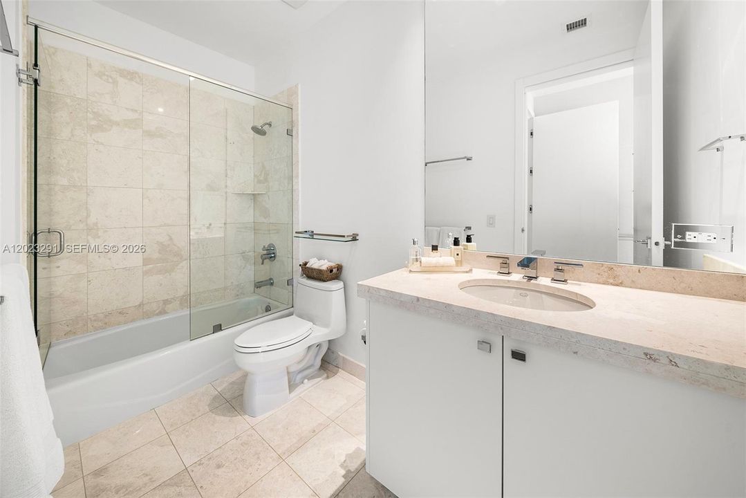 Activo con contrato: $2,790,000 (3 camas, 3 baños, 2065 Pies cuadrados)