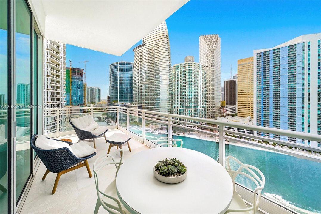 Activo con contrato: $2,790,000 (3 camas, 3 baños, 2065 Pies cuadrados)