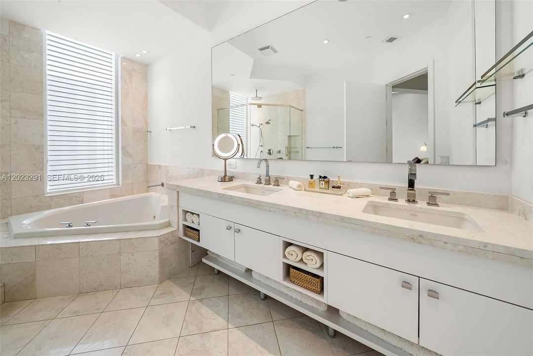 Activo con contrato: $2,790,000 (3 camas, 3 baños, 2065 Pies cuadrados)