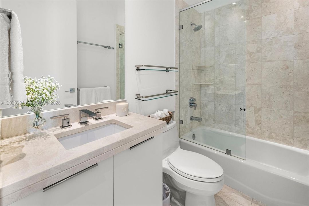 Activo con contrato: $2,790,000 (3 camas, 3 baños, 2065 Pies cuadrados)