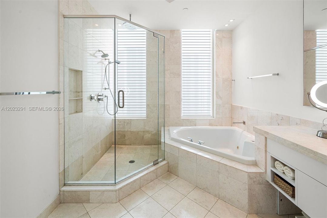 Activo con contrato: $2,790,000 (3 camas, 3 baños, 2065 Pies cuadrados)