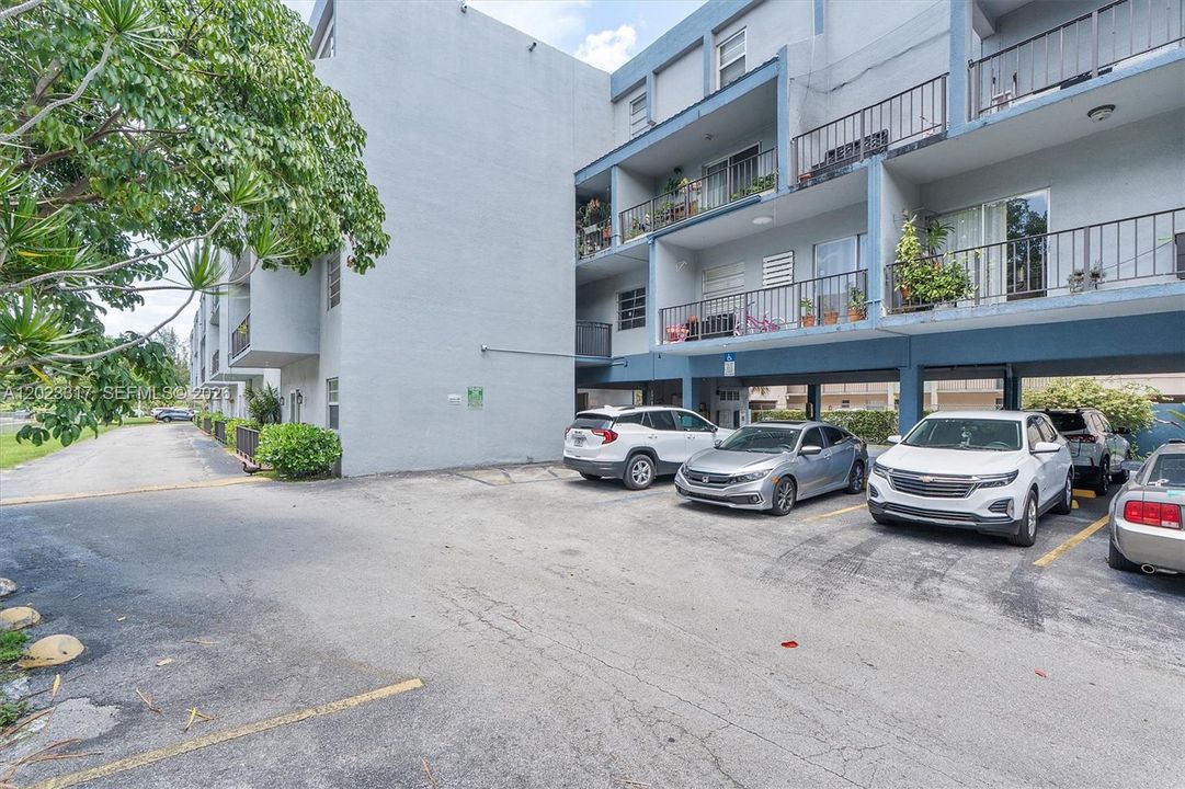 For Sale: $211,500 (1 beds, 1 baths, 680 Square Feet)