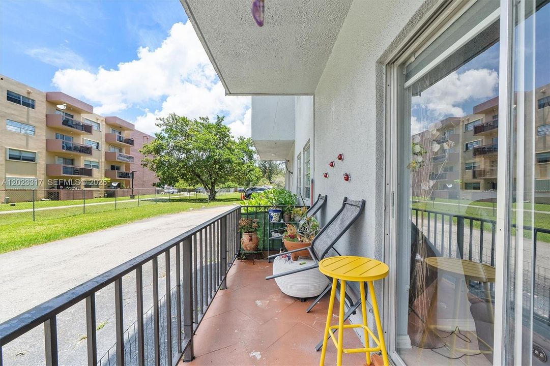 For Sale: $211,500 (1 beds, 1 baths, 680 Square Feet)