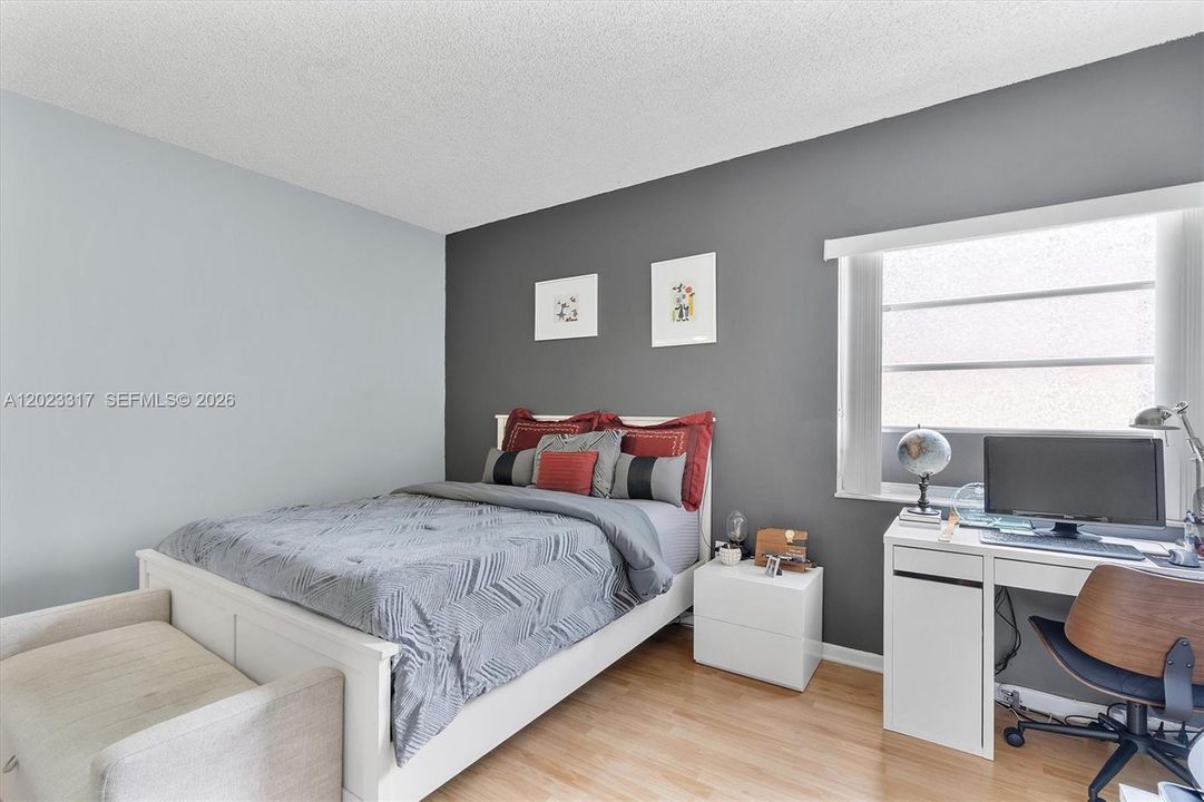 For Sale: $211,500 (1 beds, 1 baths, 680 Square Feet)