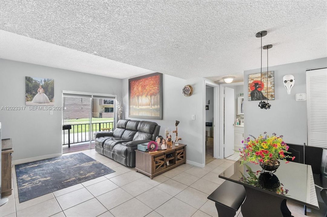 For Sale: $211,500 (1 beds, 1 baths, 680 Square Feet)