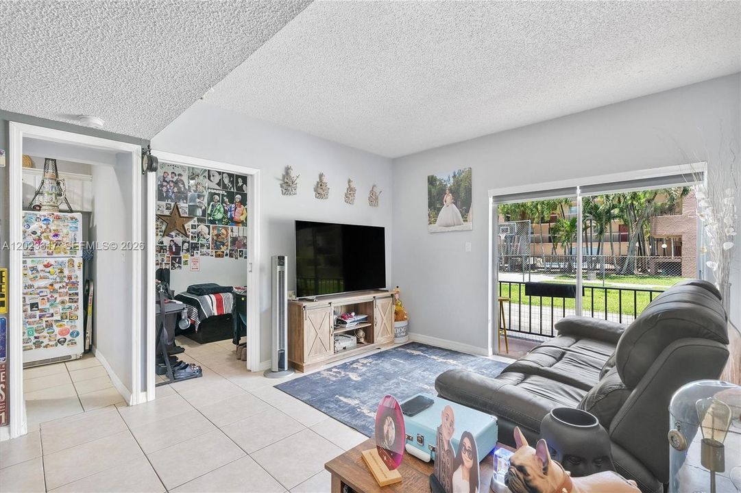 For Sale: $211,500 (1 beds, 1 baths, 680 Square Feet)