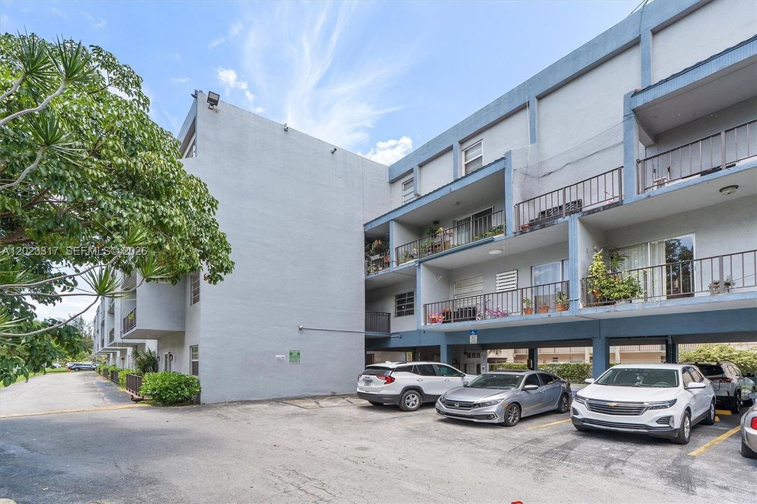 For Sale: $211,500 (1 beds, 1 baths, 680 Square Feet)