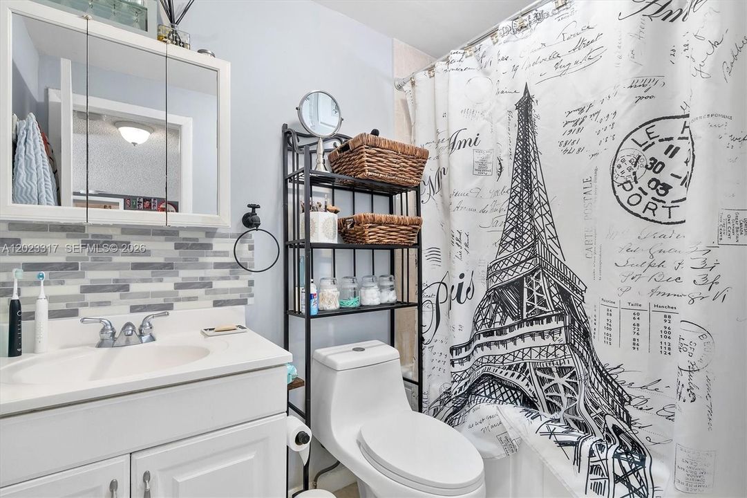 For Sale: $211,500 (1 beds, 1 baths, 680 Square Feet)