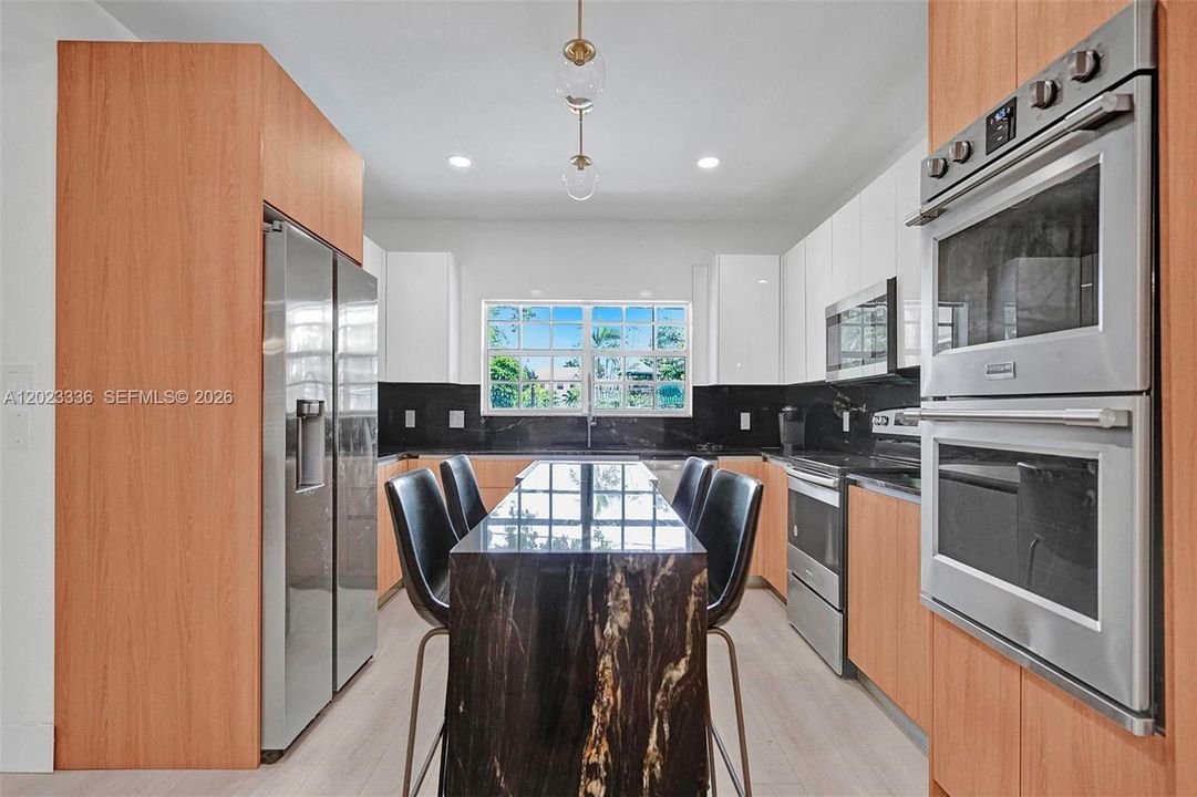 В аренду: $12,795 (6 спален, 4 ванн, 3612 Квадратных фут)