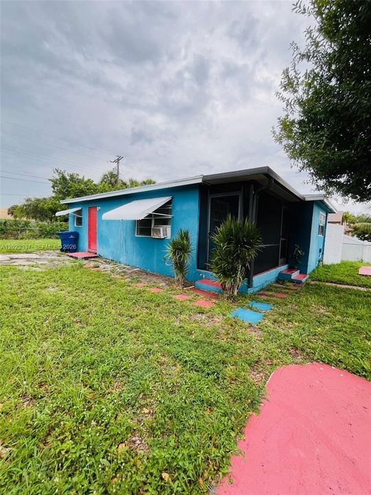 For Sale: $230,000 (3 beds, 1 baths, 973 Square Feet)
