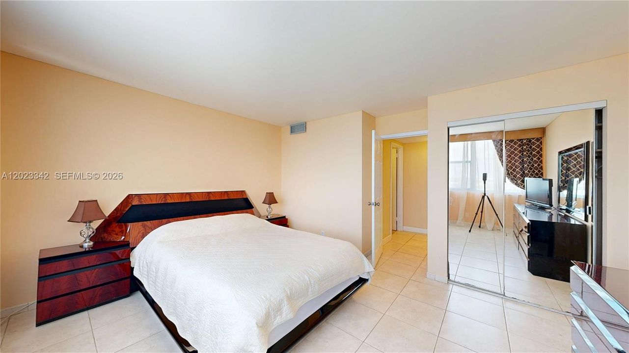 For Sale: $579,000 (2 beds, 2 baths, 1222 Square Feet)