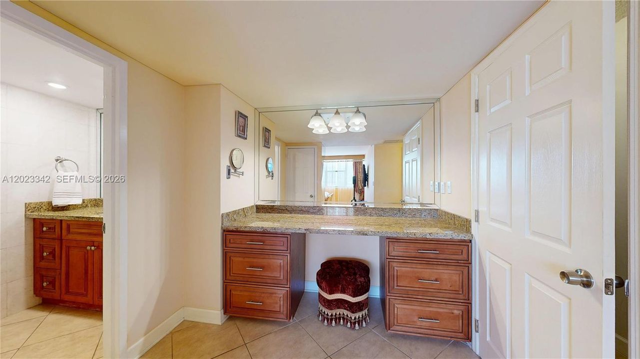 For Sale: $579,000 (2 beds, 2 baths, 1222 Square Feet)