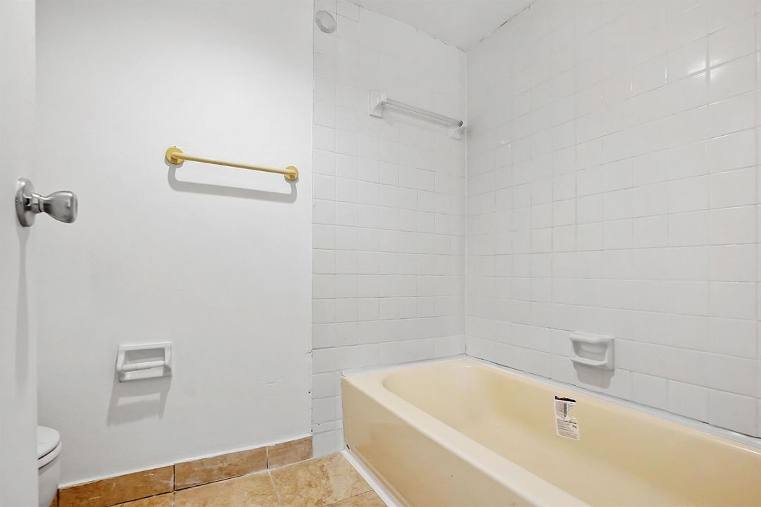 19 bathroom 02