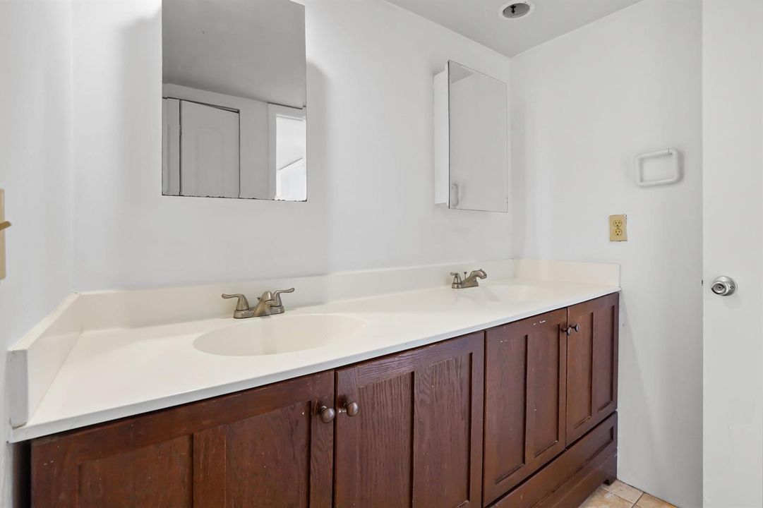 18 bathroom 01