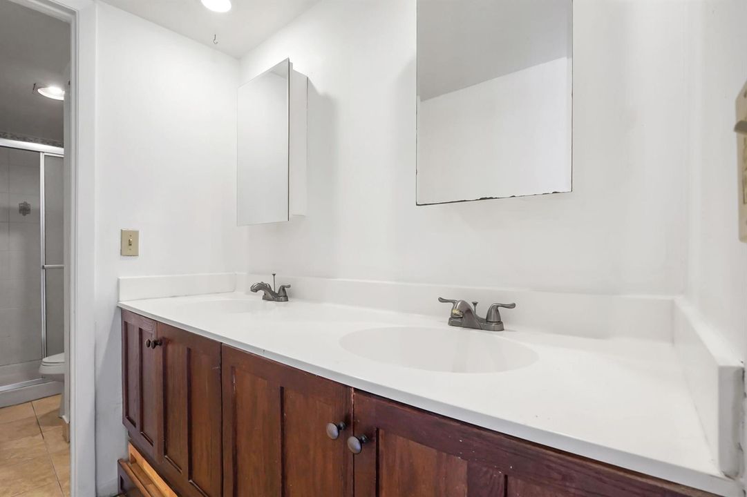 27 bathroom 01