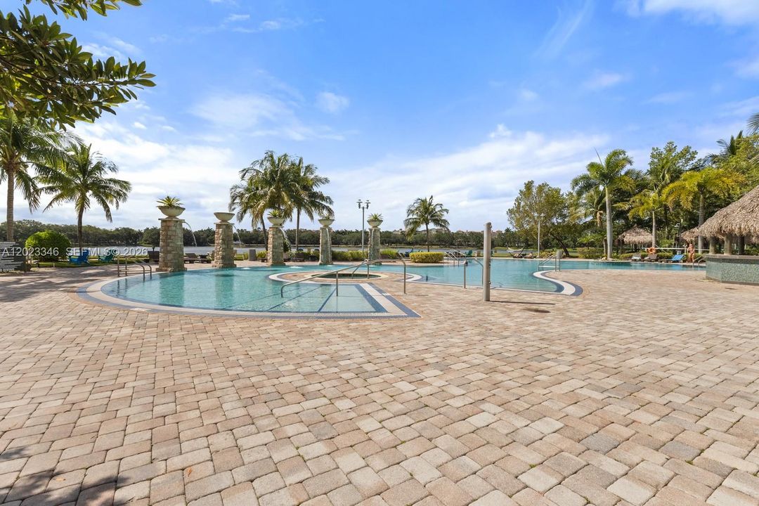 For Sale: $469,999 (3 beds, 3 baths, 1570 Square Feet)