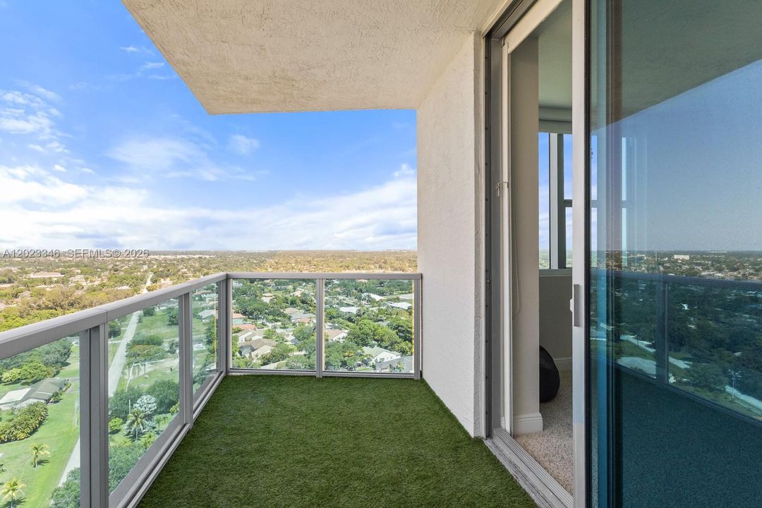 For Sale: $469,999 (3 beds, 3 baths, 1570 Square Feet)
