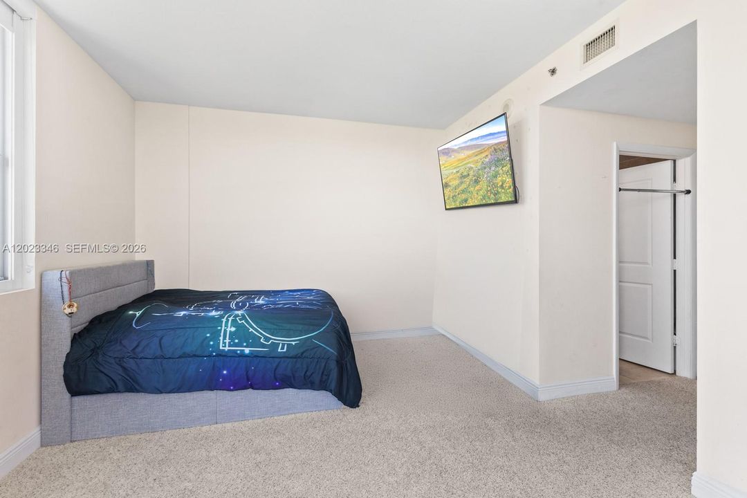 For Sale: $469,999 (3 beds, 3 baths, 1570 Square Feet)