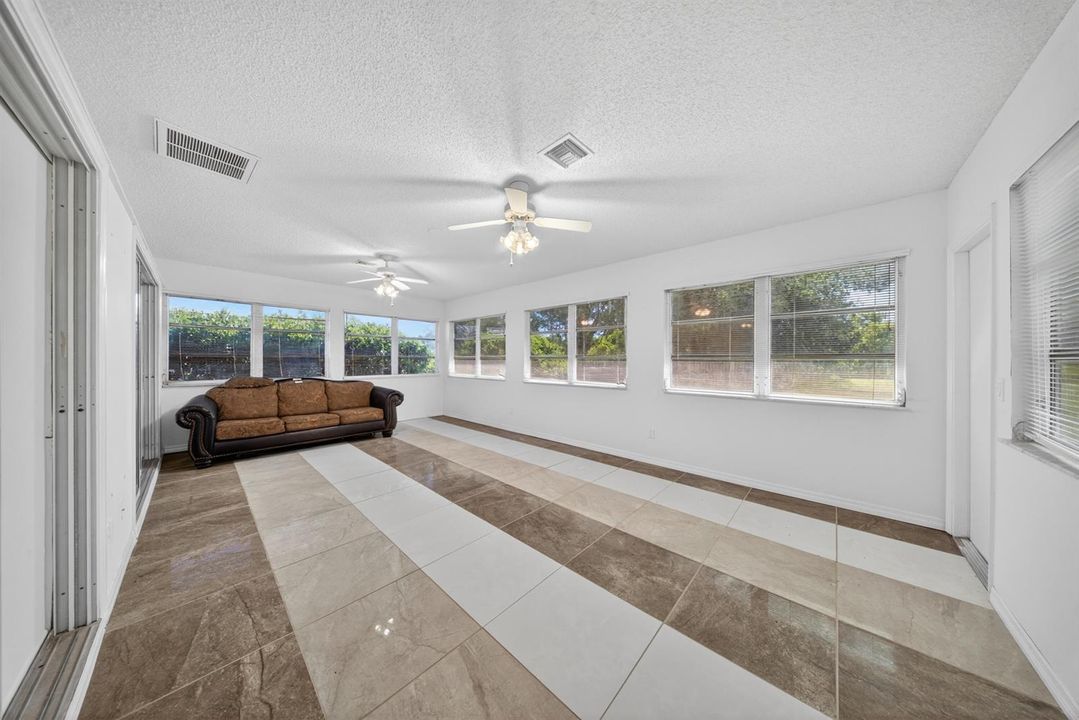 Florida Room/ Possible 4th bedroom
