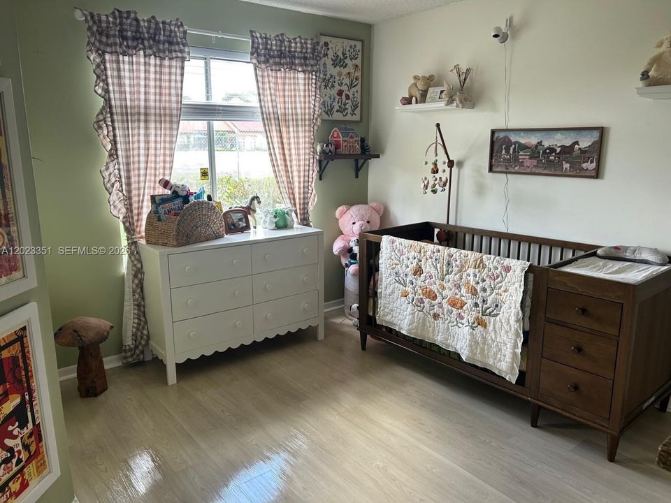 For Sale: $190,000 (1 beds, 1 baths, 816 Square Feet)