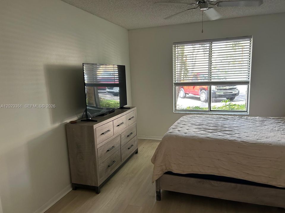 For Sale: $190,000 (1 beds, 1 baths, 816 Square Feet)