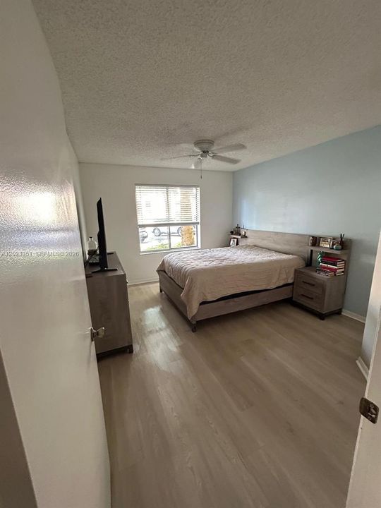 For Sale: $190,000 (1 beds, 1 baths, 816 Square Feet)