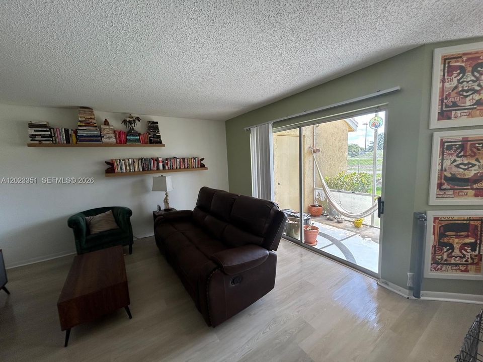 For Sale: $190,000 (1 beds, 1 baths, 816 Square Feet)