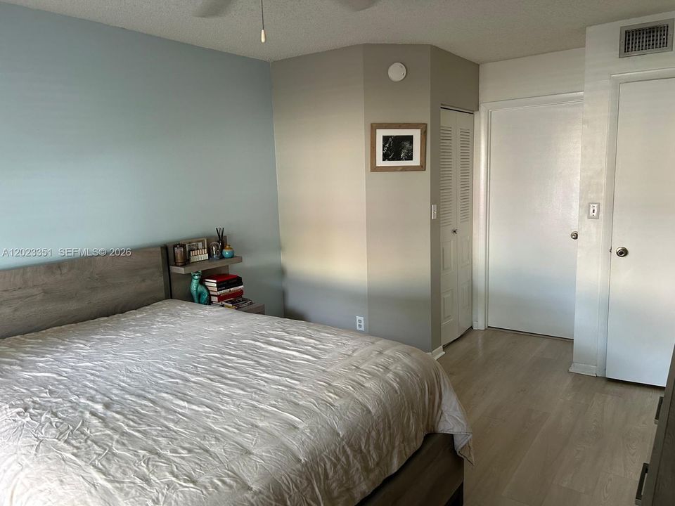 For Sale: $190,000 (1 beds, 1 baths, 816 Square Feet)