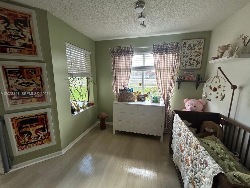 For Sale: $190,000 (1 beds, 1 baths, 816 Square Feet)