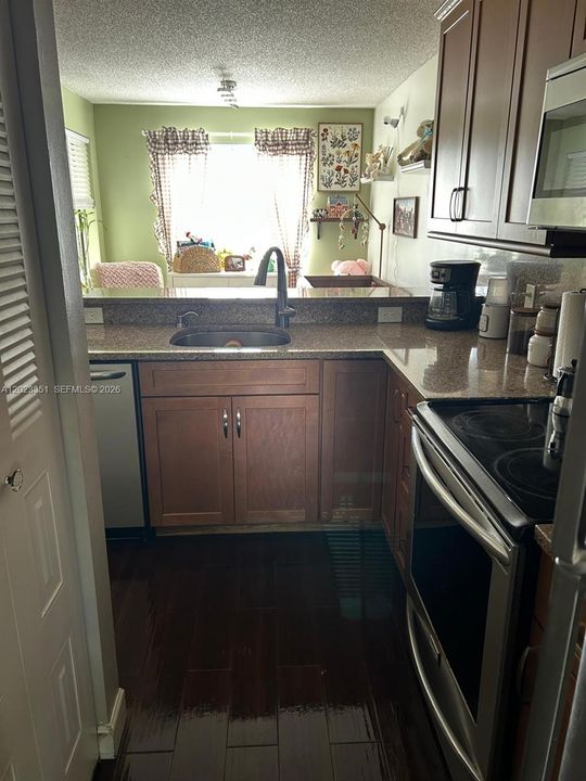 For Sale: $190,000 (1 beds, 1 baths, 816 Square Feet)
