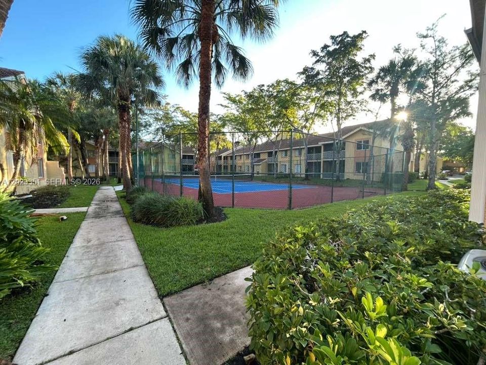 For Sale: $190,000 (1 beds, 1 baths, 816 Square Feet)
