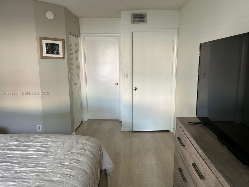 For Sale: $190,000 (1 beds, 1 baths, 816 Square Feet)