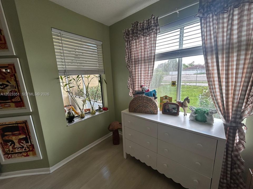 For Sale: $190,000 (1 beds, 1 baths, 816 Square Feet)