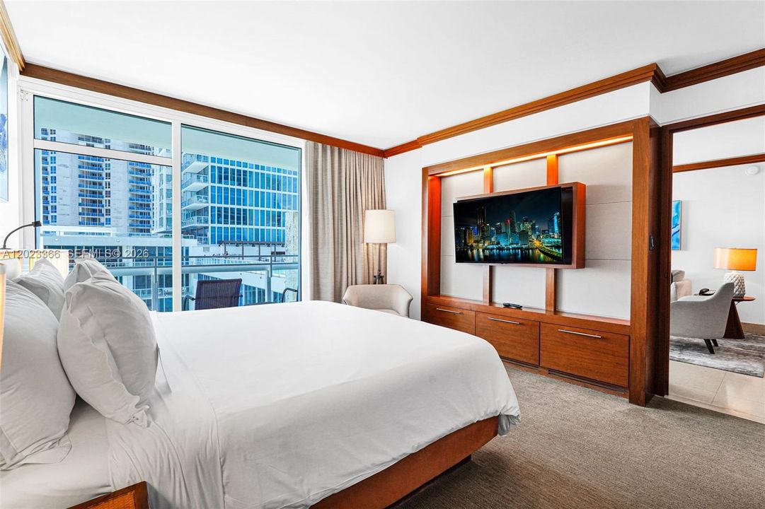 For Sale: $529,000 (1 beds, 1 baths, 662 Square Feet)