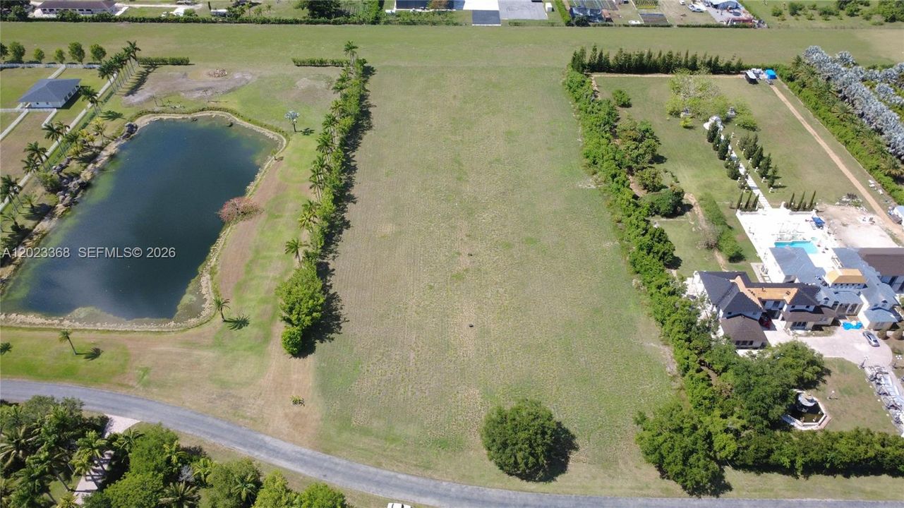 En Venta: $2,300,000 (5.00 acres)