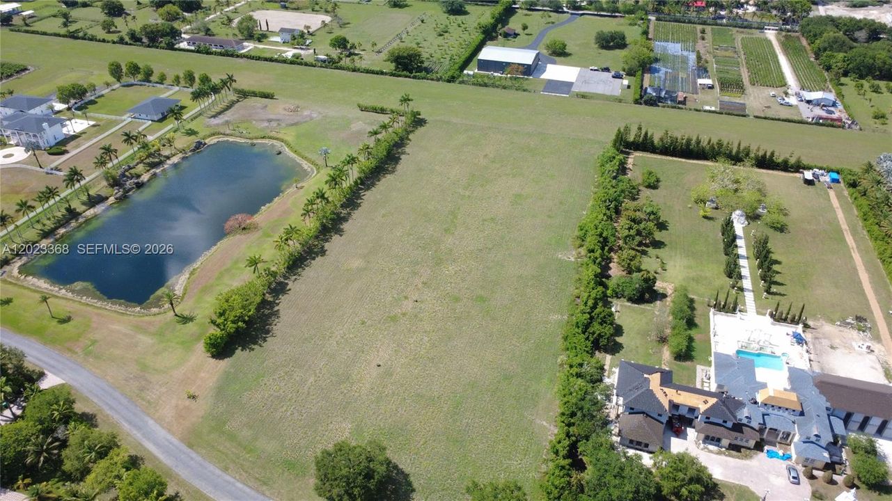 En Venta: $2,300,000 (5.00 acres)