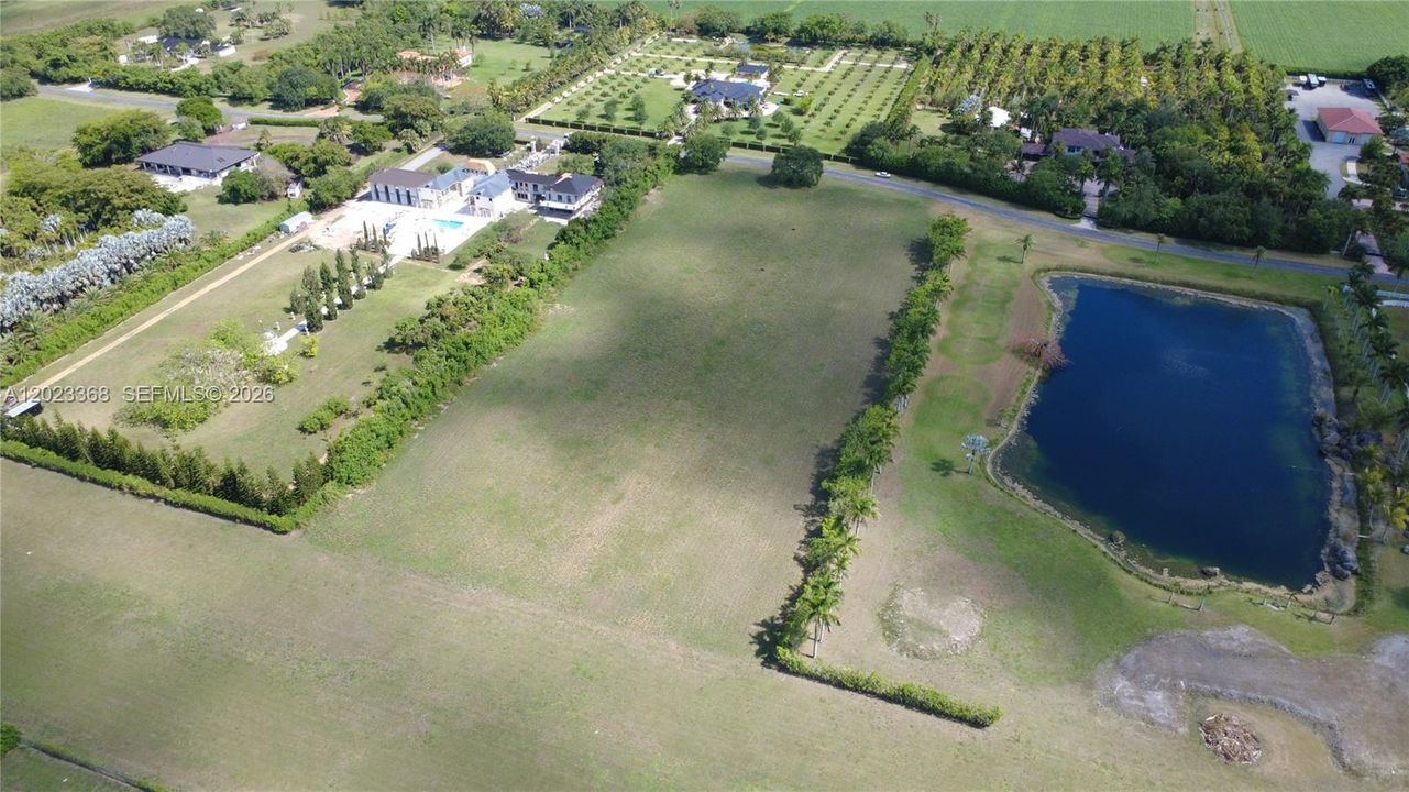 En Venta: $2,300,000 (5.00 acres)