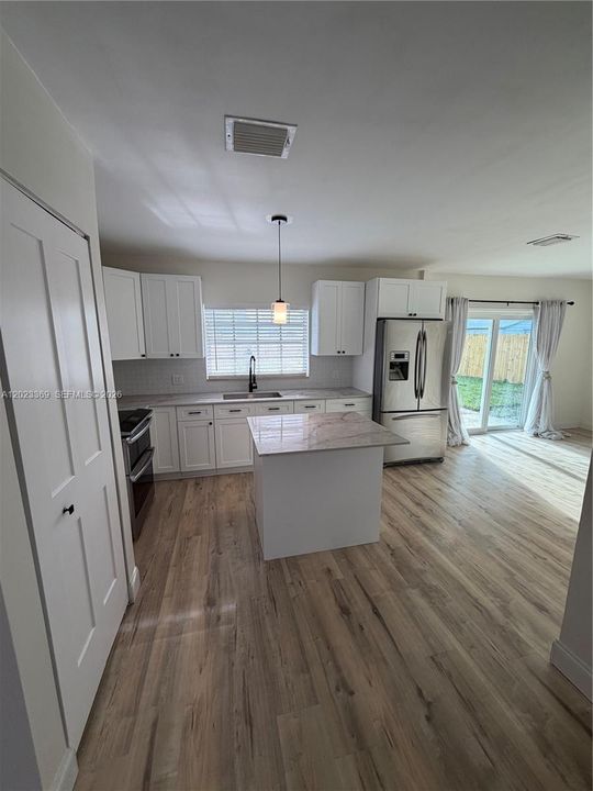 For Sale: $499,999 (3 beds, 2 baths, 1215 Square Feet)
