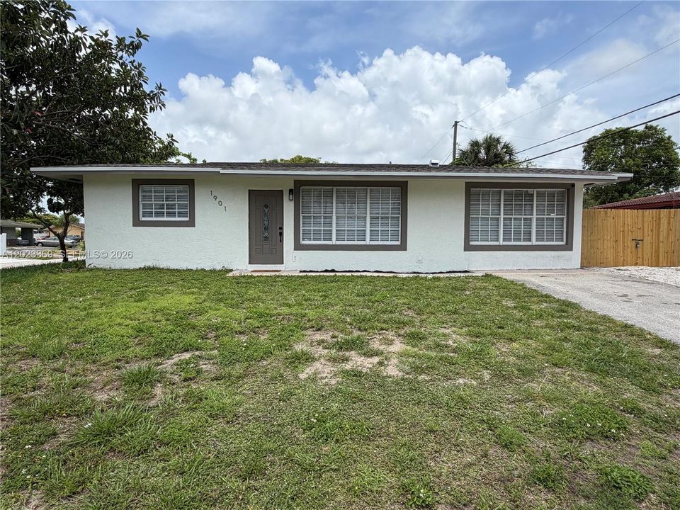 For Sale: $499,999 (3 beds, 2 baths, 1215 Square Feet)