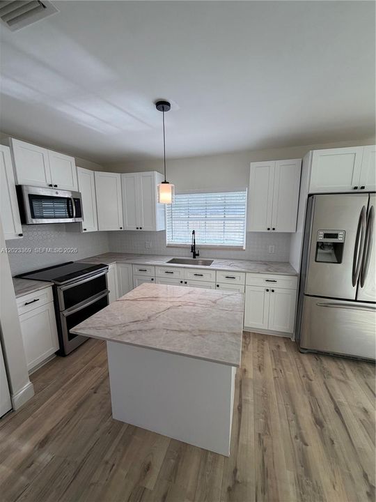 For Sale: $499,999 (3 beds, 2 baths, 1215 Square Feet)