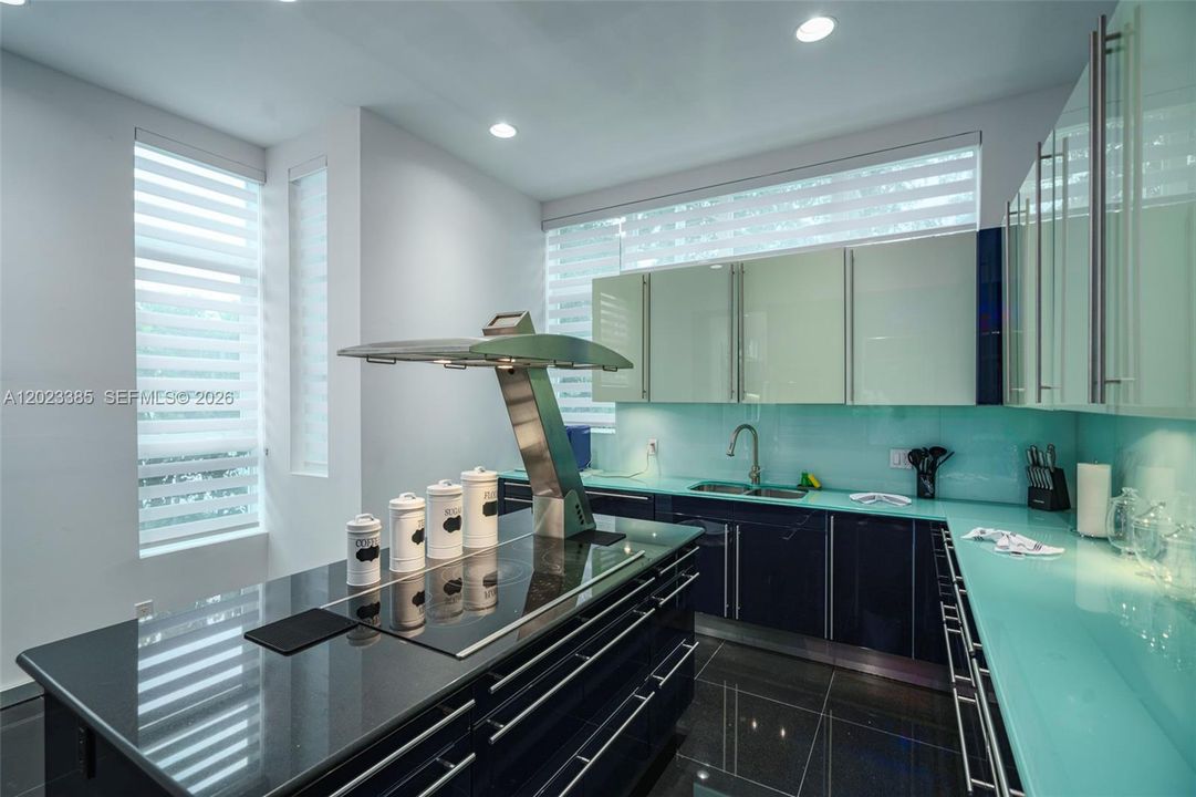 В аренду: $13,495 (7 спален, 5 ванн, 4500 Квадратных фут)