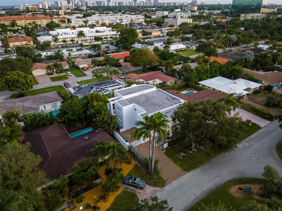 В аренду: $13,495 (7 спален, 5 ванн, 4500 Квадратных фут)