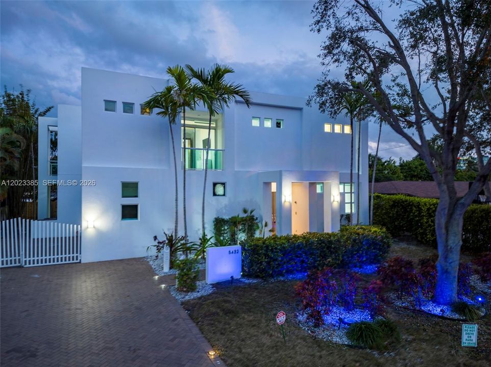 В аренду: $13,495 (7 спален, 5 ванн, 4500 Квадратных фут)