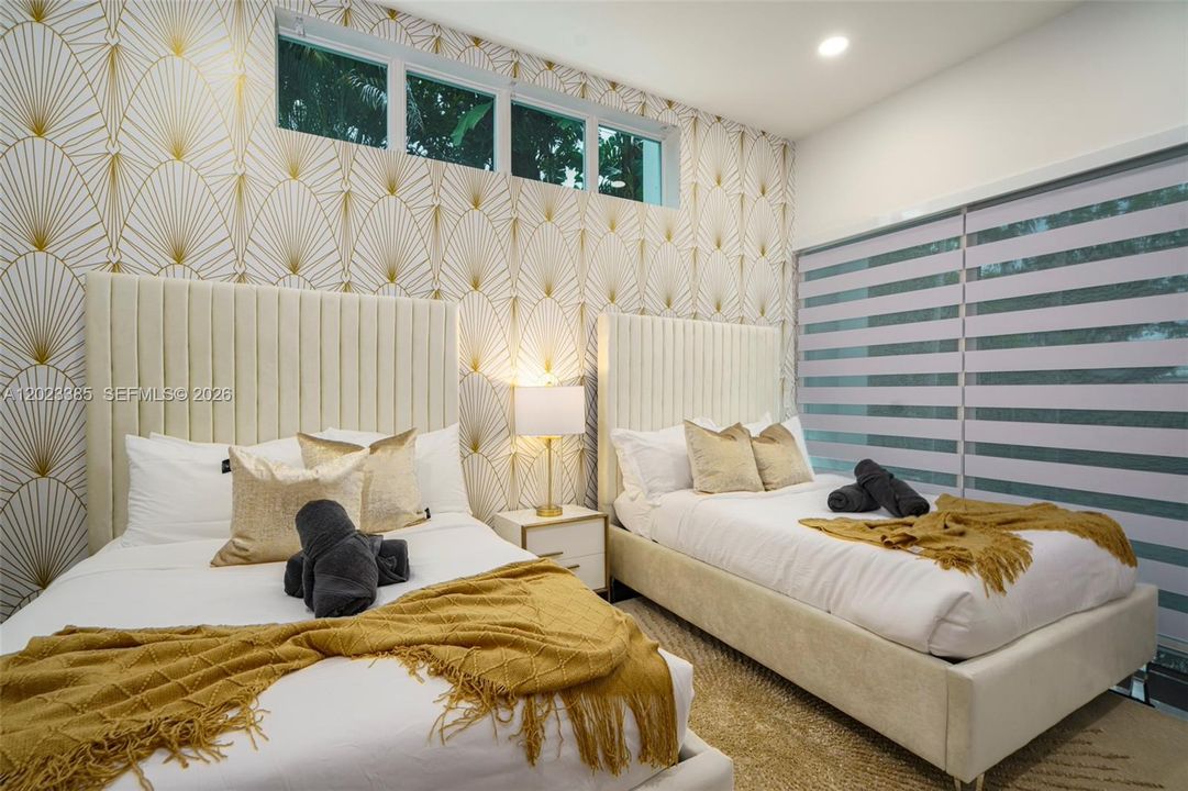 В аренду: $13,495 (7 спален, 5 ванн, 4500 Квадратных фут)