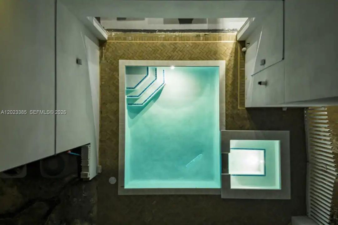 В аренду: $13,495 (7 спален, 5 ванн, 4500 Квадратных фут)